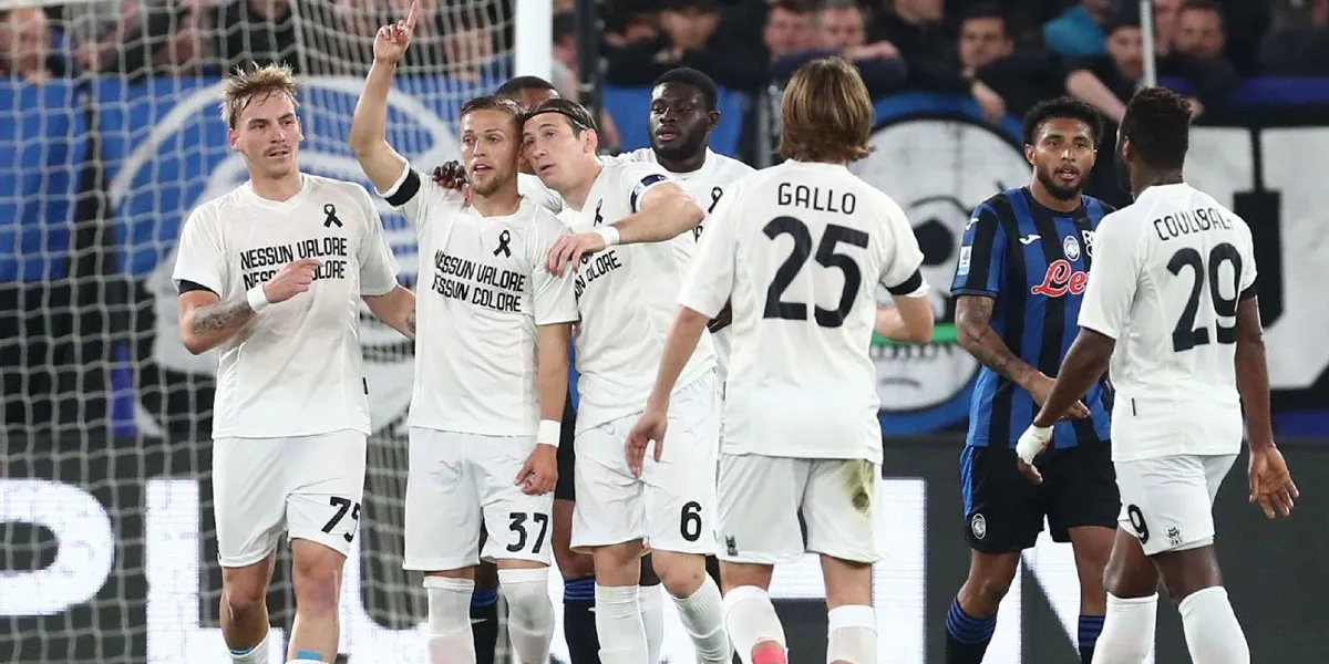 Lecce-Mengenakan-Seragam-Putih-Sebagai-Bentuk-Protes-Terhadap-Serie-A_11zon